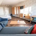 Kastanienallee 4* פוטבוס
